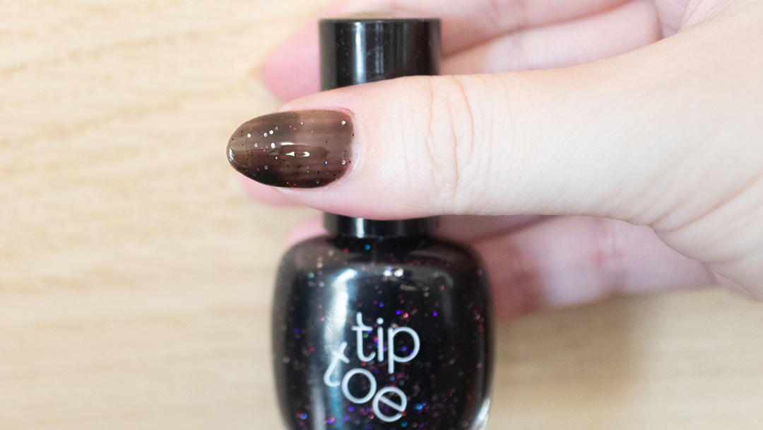 tip toe ネイルポリッシュ506 Cinema Blackを実際に塗ったネイルの仕上がり写真