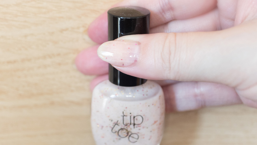 tip toe ネイルポリッシュ507 Sour Creamを実際に塗ったネイルの仕上がり写真
