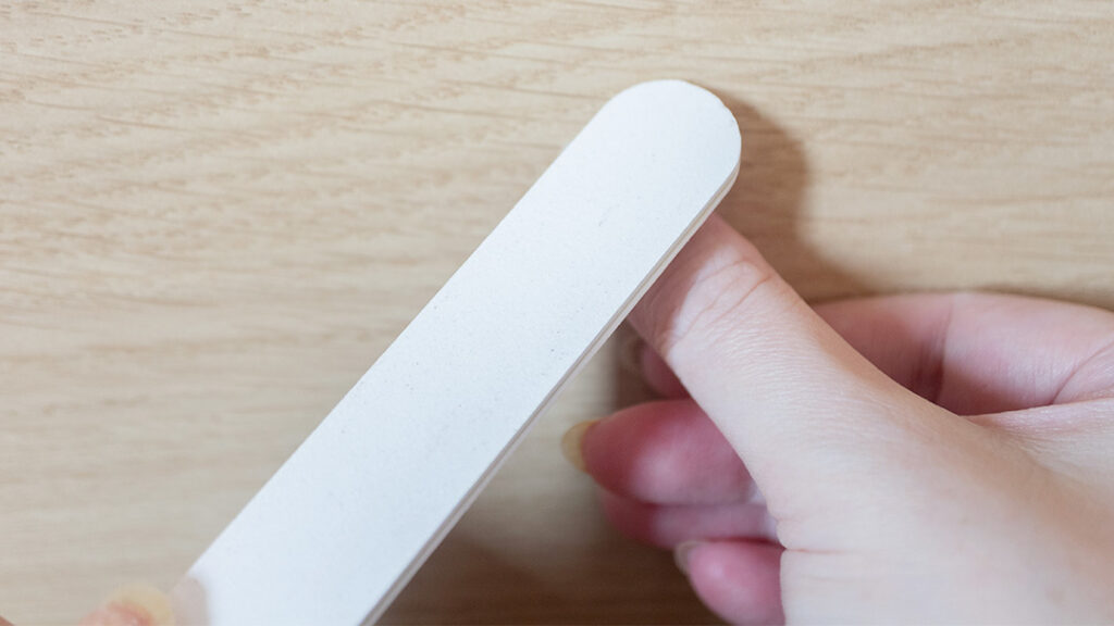 ネイルファイルで表面を削っているところ