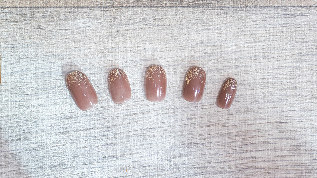 ネイルの先端にゴールドグリッターを塗ったネイルデザイン