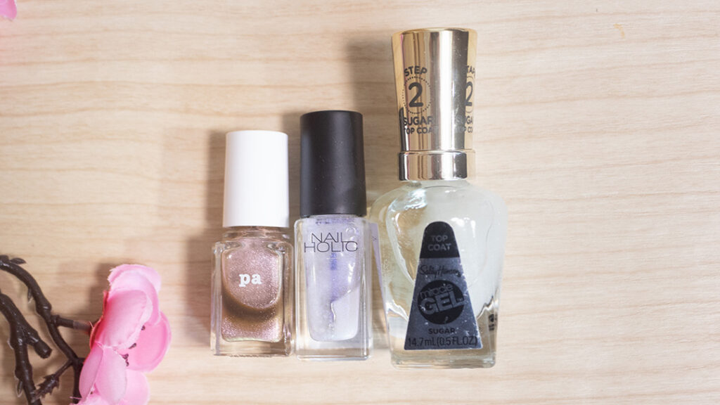 色づきやグリッター入りなど質感チェンジにつかえるトップコート例３つ
