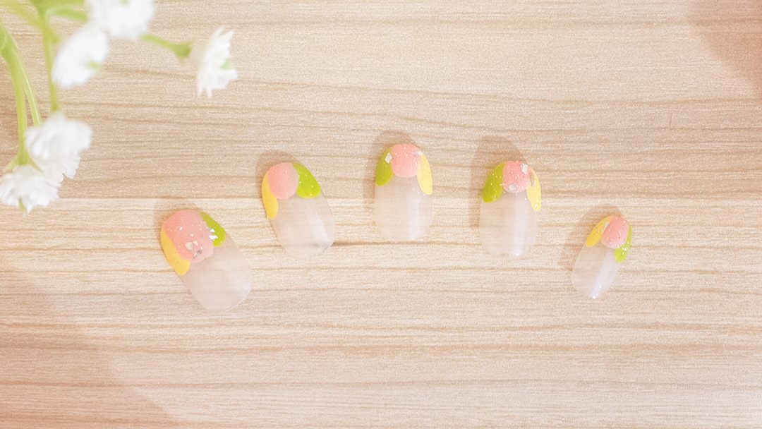 パステルカラー３色でポップに仕上げた塗りかけネイル